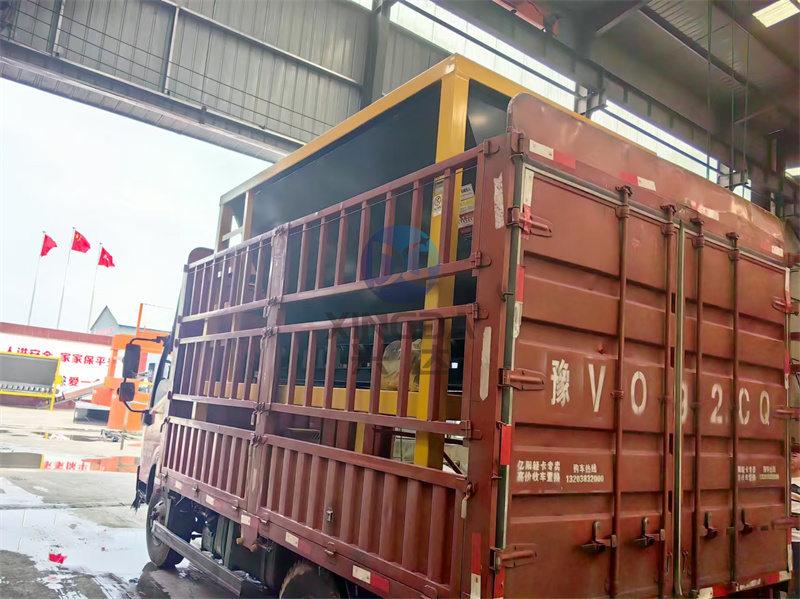 有機肥設備料倉粉碎機發(fā)貨現(xiàn)場