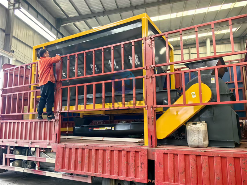 1.5米有機肥設備鏟車料倉發(fā)貨現(xiàn)場