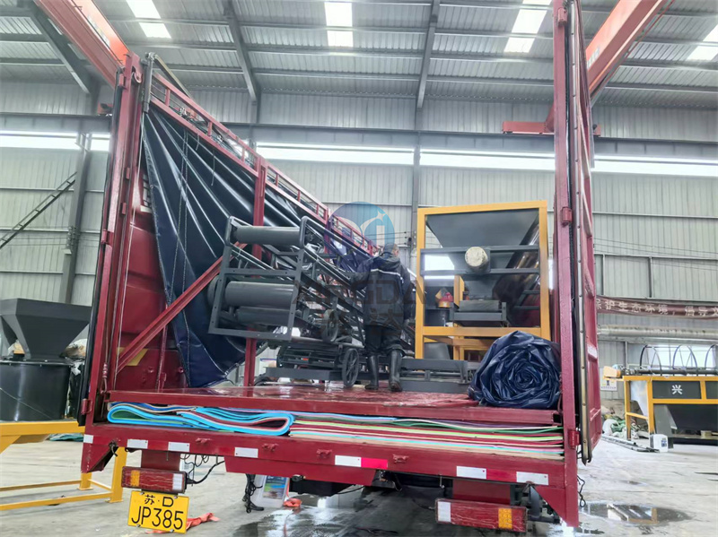 年產(chǎn)3萬噸粉劑有機肥生產(chǎn)線裝車現(xiàn)場