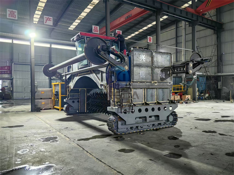 有機(jī)肥液壓履帶翻拋機(jī)制作現(xiàn)場(chǎng)