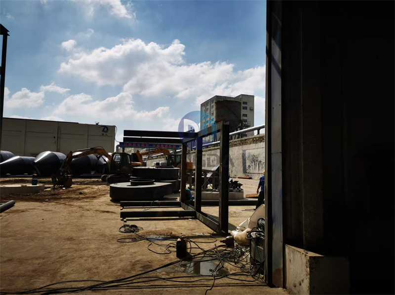 有機肥設備回轉(zhuǎn)式烘干機卸貨現(xiàn)場